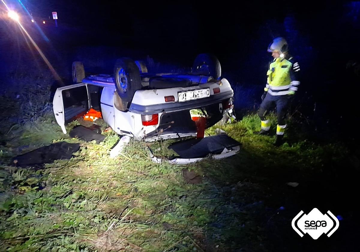 El coche acabó completamente volcado.