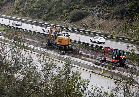 Adecuación de la zona en el nudo de Serín para acometer las obras de reposición del firme.