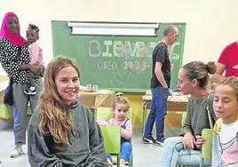 La nueva familia llega con tres hijas en edad escolar.