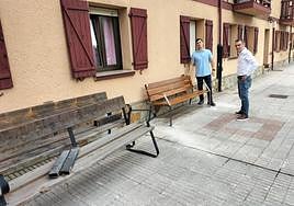 Iván Fernández y Jorge Suárez en su visita a los trabajos de instalación en La Marzaniella.