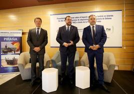 De izquierda a derecha, el director general de General Dymamics-Santa Bárbara Sistemas, Juan Escriña; el presidente del Principado, Adrián Barbón, y el presidente de la Cámara de Comercio de Oviedo, Carlos Paniceres.