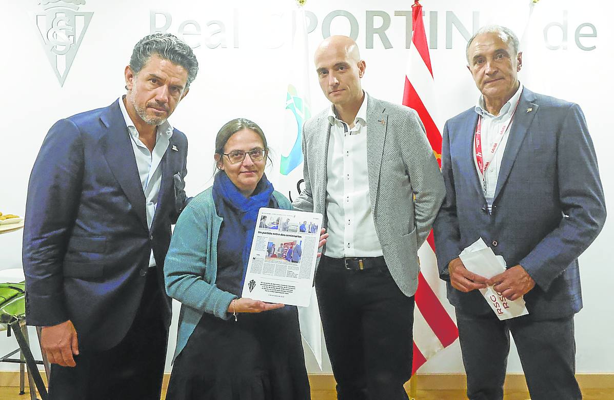 Alejandro Irarragorri, María Luz Ania, con el detalle que le entregó el club, David Guerra y Joaquín Alonso.