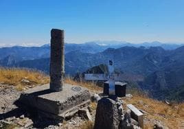 Vértice geodésico y cruz señalando el punto más alto del Retriñón, con amplias vistas hacia los Picos de Europa