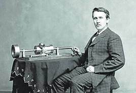 Edison, con su fonógrafo.