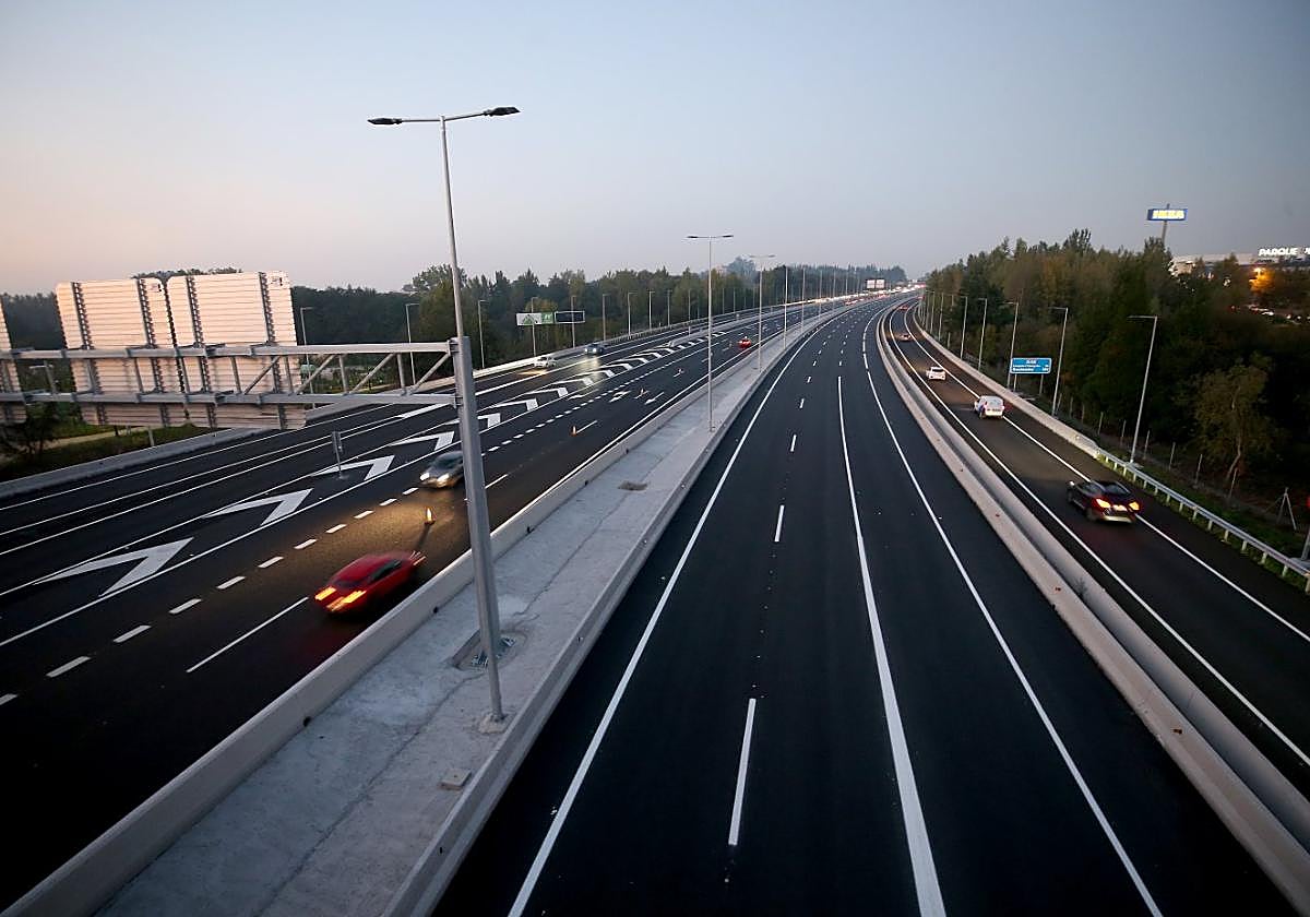 La 'Y' en la zona de la ampliación, con la calzada sobre la que se aplicó la última capa de firme cerrada al tráfico.