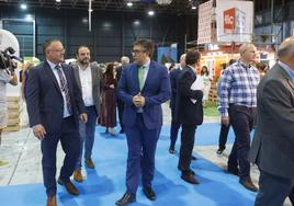 El presidente de FCL y CAC-Asprocon, Joel García, y el de la Confederación Nacional de la Construcción, Pedro Fernández Alén, en el recorrido por los cincuenta expositores del Foro, con el secretario general de UGT-FICA, Jenaro Martínez, en el centro.