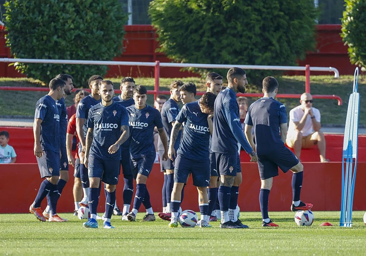 La plantilla del Sporting, durante la sesión vespertina de ayer en Mareo, más ligera para los titulares.