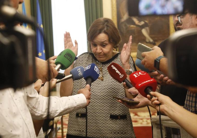 Carmen Moriyón, durante su atención a los medios en el salón de recepciones del Ayuntamiento.