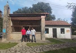 Miguel Alonso, Juan Carlos Armas y Enrique Riestra, frente a la capilla de Lledías.