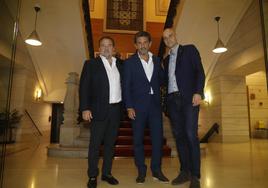 Alejandro Irarragorri, entre Alfonso Villalba y David Guerra, a su entrada ayer al Ayuntamiento de Gijón.