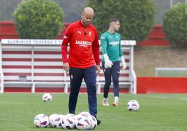 Miguel Ángel Ramírez, durante el entrenamiento del Sporting esta mañana.