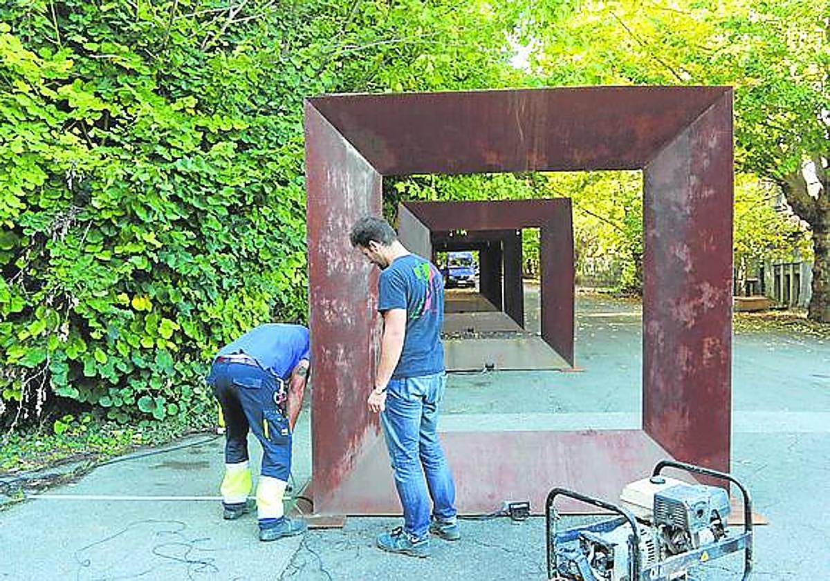 Imagen principal - Dos operarios colocan los marcos donde se expondrán los trabajos de 'Toma la palabra'. Estanterías, lámparas y mesas darán forma al 'jazz kissa', en honor a Murakami. Un trabajador accede a la Nave Almacén, en plena transformación. 