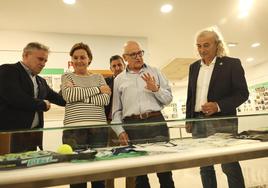 José Enrique Plaza, Carmen Moriyón y Jorge Pañeda (detrás), con Javier Bericua y Juan Ramón Naves -organizadores junto a Daniel Ordóñez-.