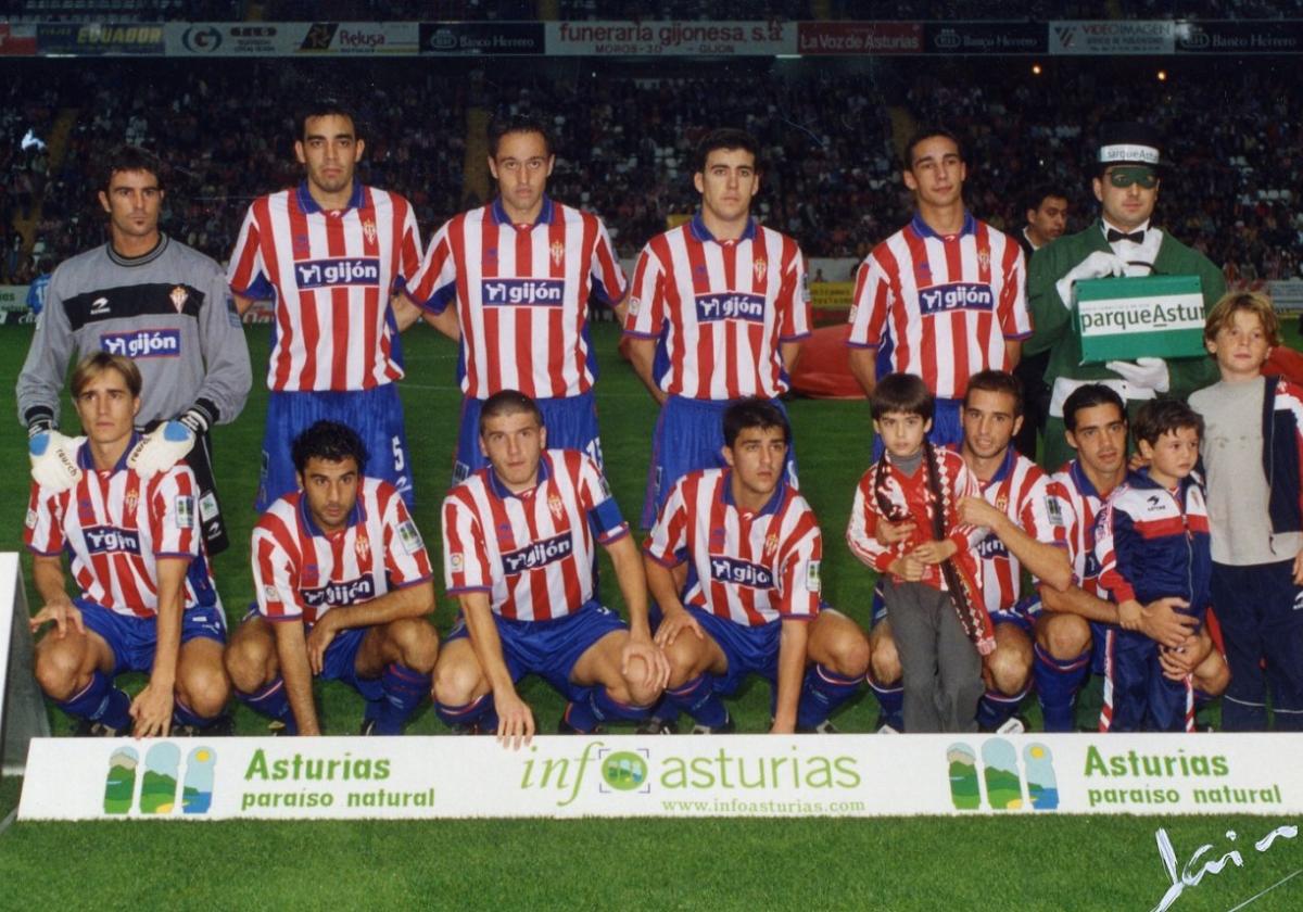 La alineación del Sporting que eliminó al Oviedo de la Copa, el 10 de octubre de 2001, con un gol de Pablo Álvarez, dos de Villa y otro de Pirri. De izquierda a derecha, de pie, Valencia, Lozano, Aira, Juan y Pablo Amo, y, agachados, Dorado, Sastre, Samuel, Villa, Pablo Álvarez y David Pirri.