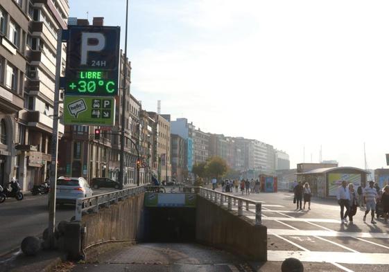 Un termómetro de Gijón marca una temperatura de 30 grados.