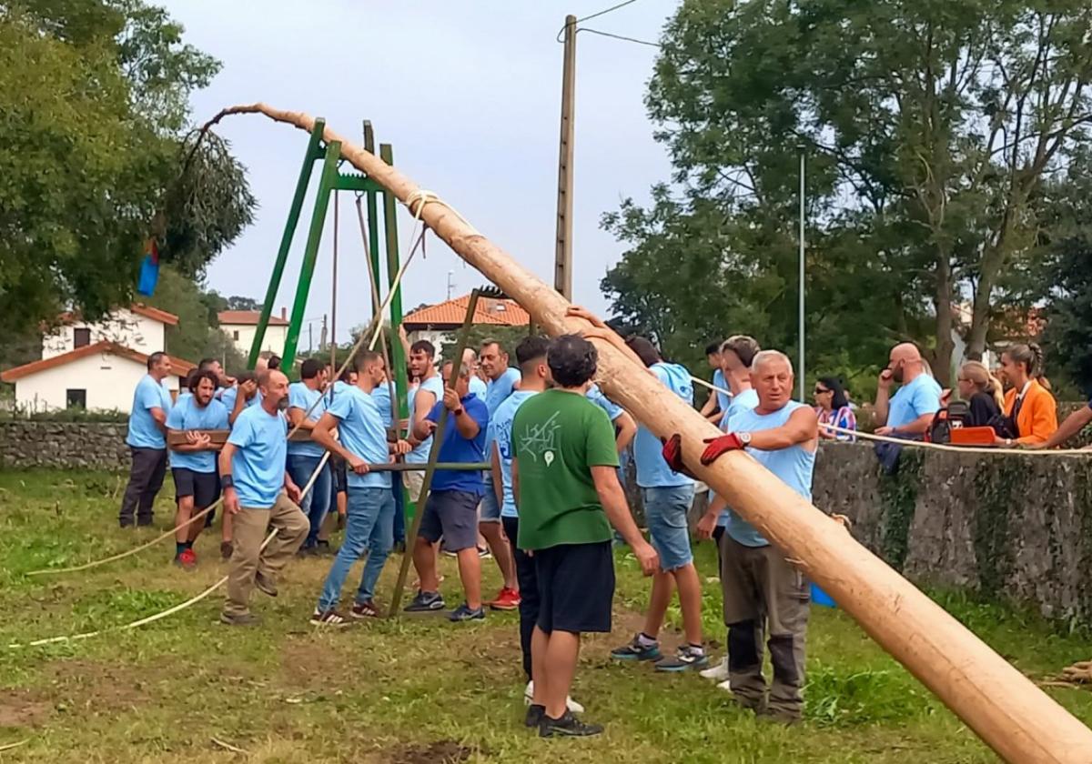 Medio centenar de mozos plantaron la hoguera en la finca conocida como 'La llosa Soledá'.