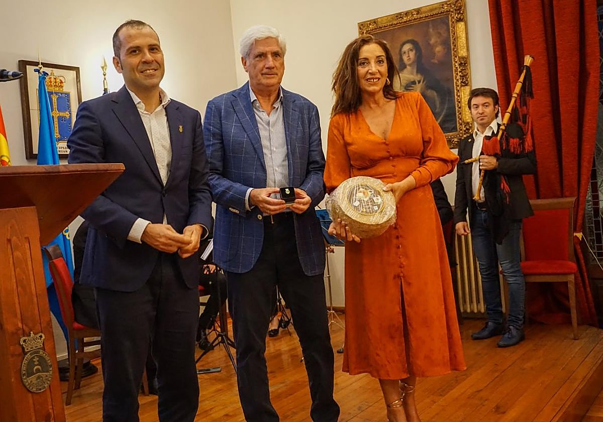 José Manuel González Castro, Clemente Villaverde y Marifé Gómez, ayer durante el pregón.