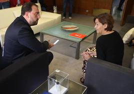 El presidente del Principado, Adrián Barbón, recibió hace unas semanas a la alcaldesa de Gijón, Carmen Moriyón