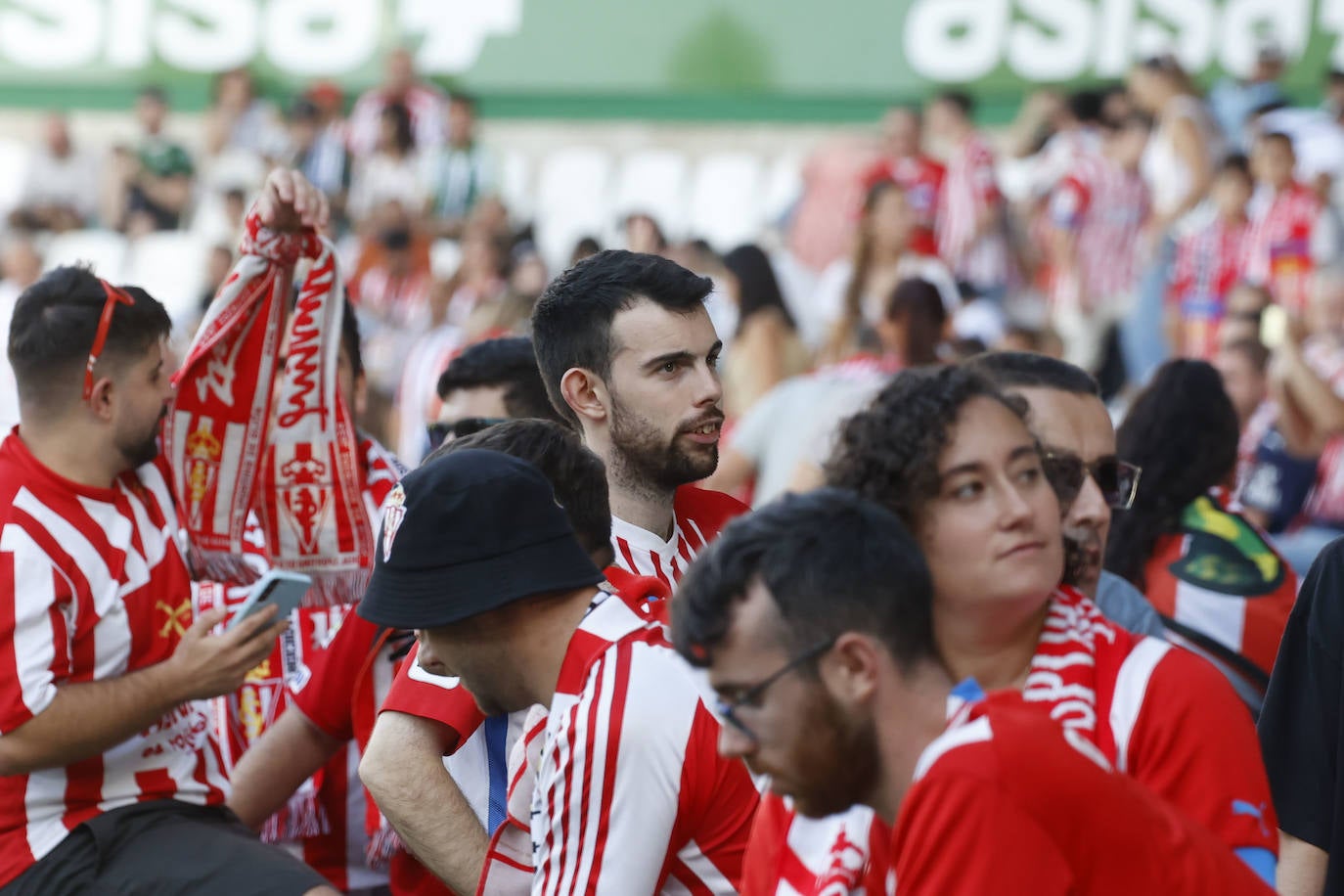 ¿Estuviste en el Racing de Santander - Sporting? ¡Búscate en las fotos de El Sardinero!