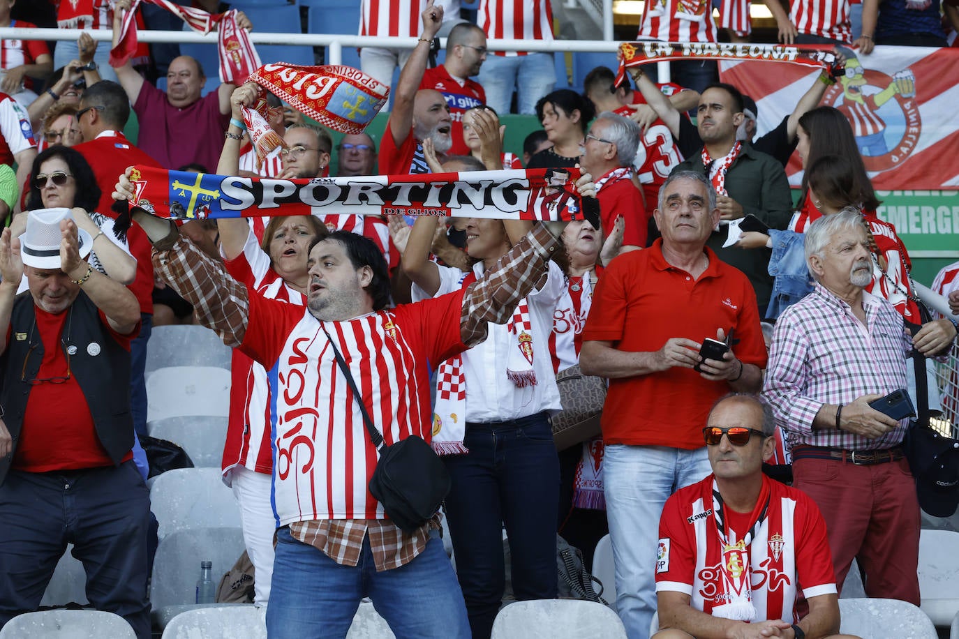 ¿Estuviste en el Racing de Santander - Sporting? ¡Búscate en las fotos de El Sardinero!