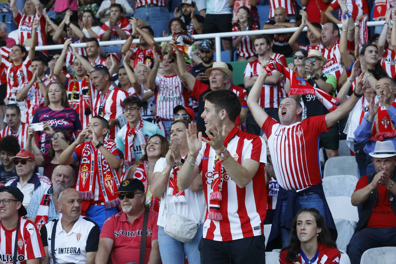 ¿Estuviste en el Racing de Santander - Sporting? ¡Búscate en las fotos de El Sardinero!