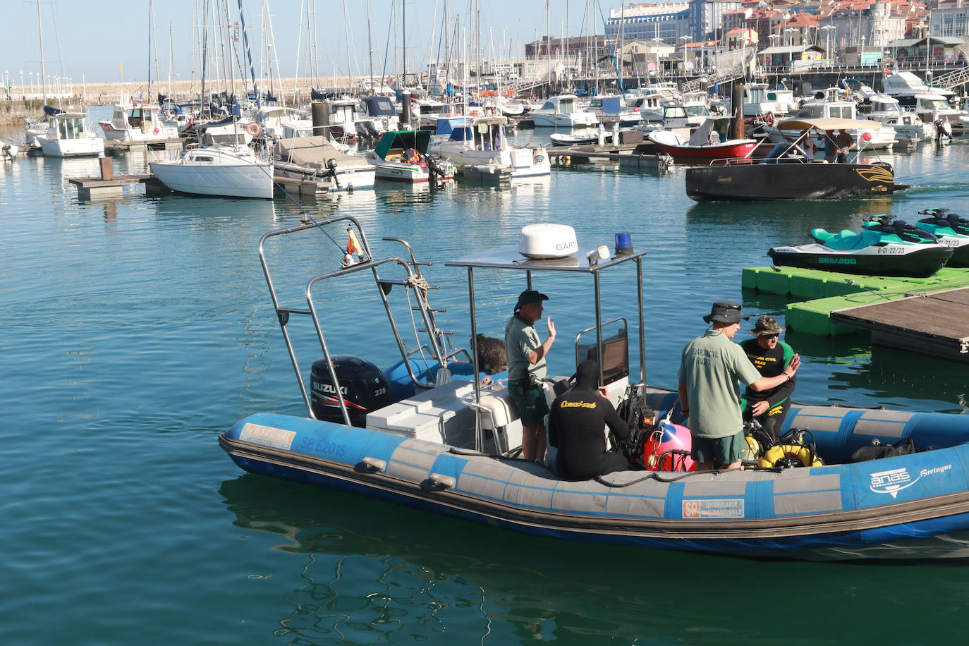 Lo que se esconde bajo el mar en el Puerto Deportivo gijonés