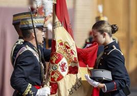 La princesa de Asturias, Leonor de Borbón, jura bandera en una ceremonia oficial celebrada en la Academia Militar de Zaragoza este sábado presidida por su padre, el rey Felipe VI, y junto al resto de los cadetes de su curso