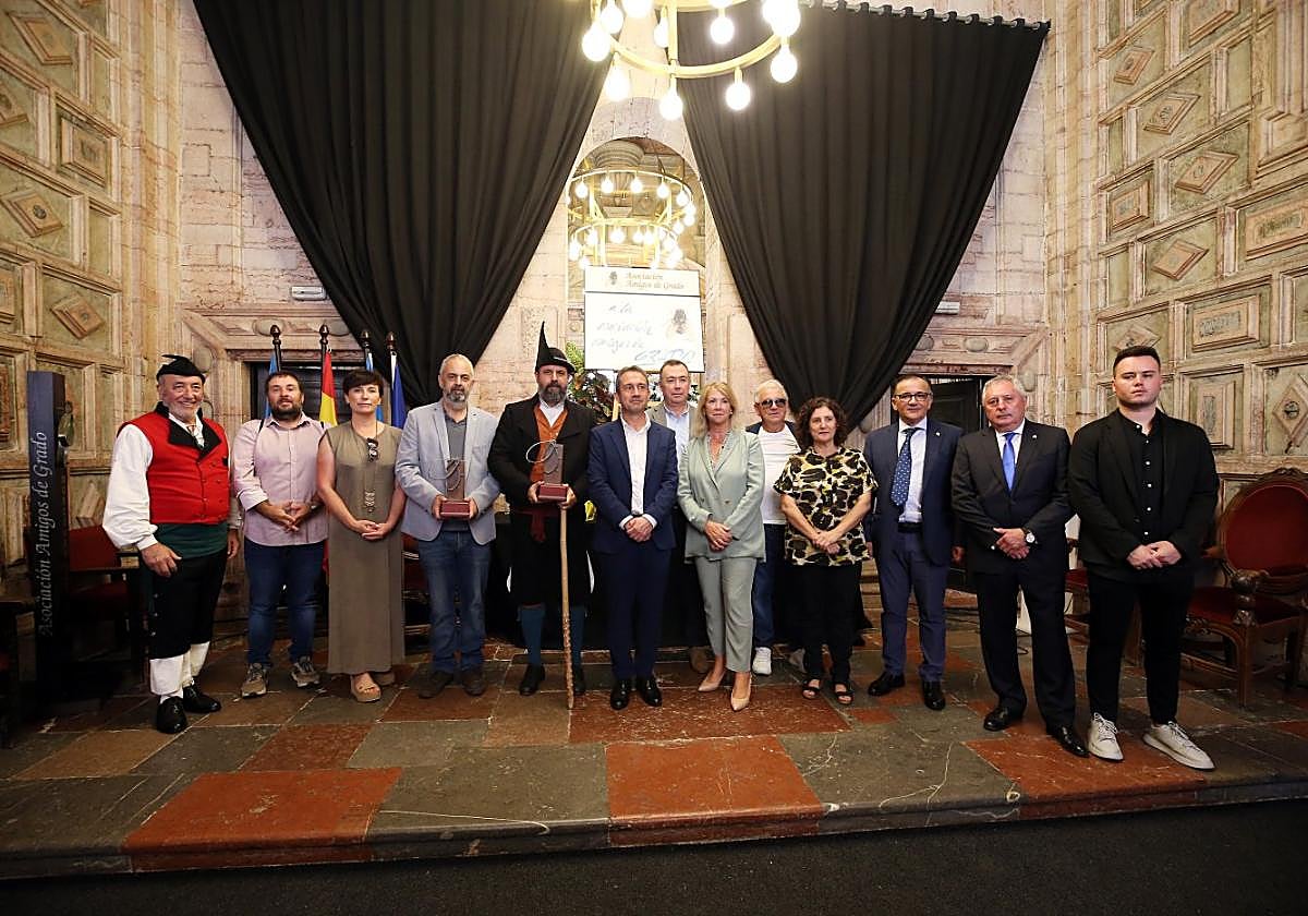 Foto de grupo de los Moscones de Oro y las autoridades, ayer, tras la ceremonia en la capilla de los Dolores de Grado.