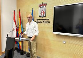 El concejal Óliver Suárez, ayer, en la sala de prensa del Ayuntamiento de Gijón.