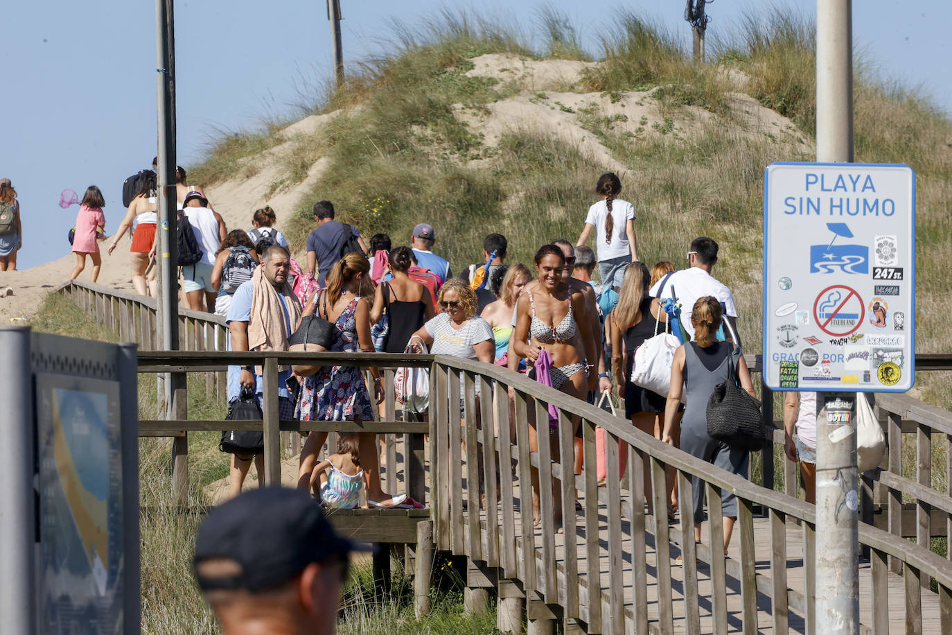 Paseos y playas y terrazas llenas: las imágenes de la jornada de calor en Asturias en pleno octubre