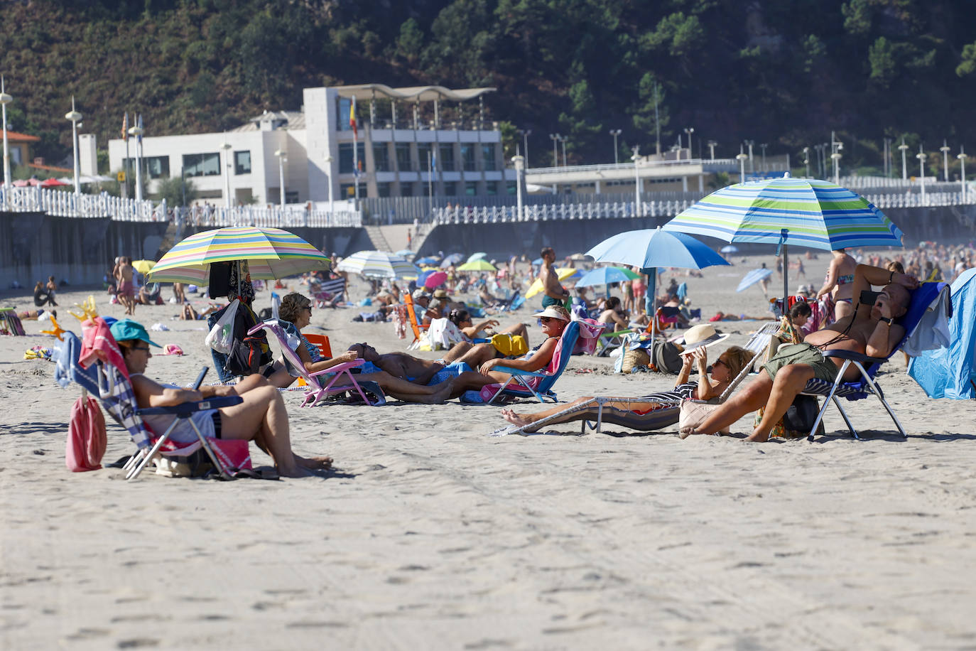 Paseos y playas y terrazas llenas: las imágenes de la jornada de calor en Asturias en pleno octubre