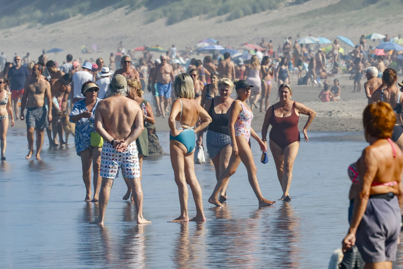 Paseos y playas y terrazas llenas: las imágenes de la jornada de calor en Asturias en pleno octubre