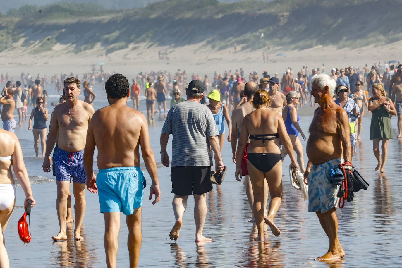 Paseos y playas y terrazas llenas: las imágenes de la jornada de calor en Asturias en pleno octubre