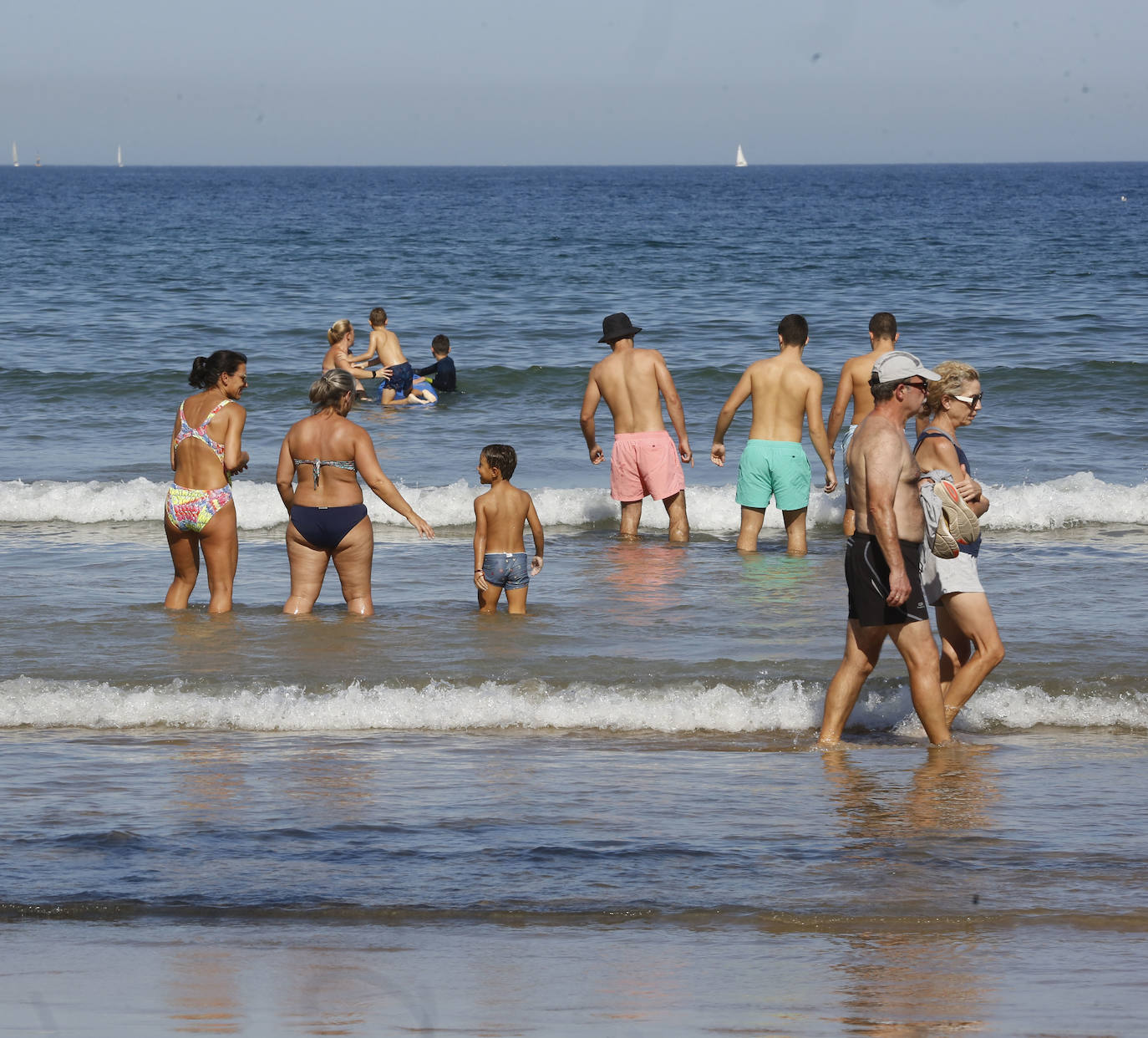 Paseos y playas y terrazas llenas: las imágenes de la jornada de calor en Asturias en pleno octubre