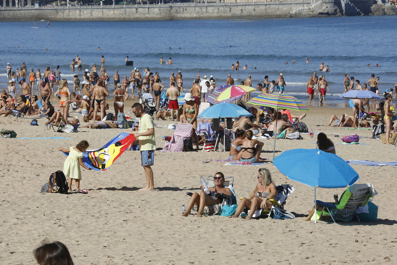 Paseos y playas y terrazas llenas: las imágenes de la jornada de calor en Asturias en pleno octubre