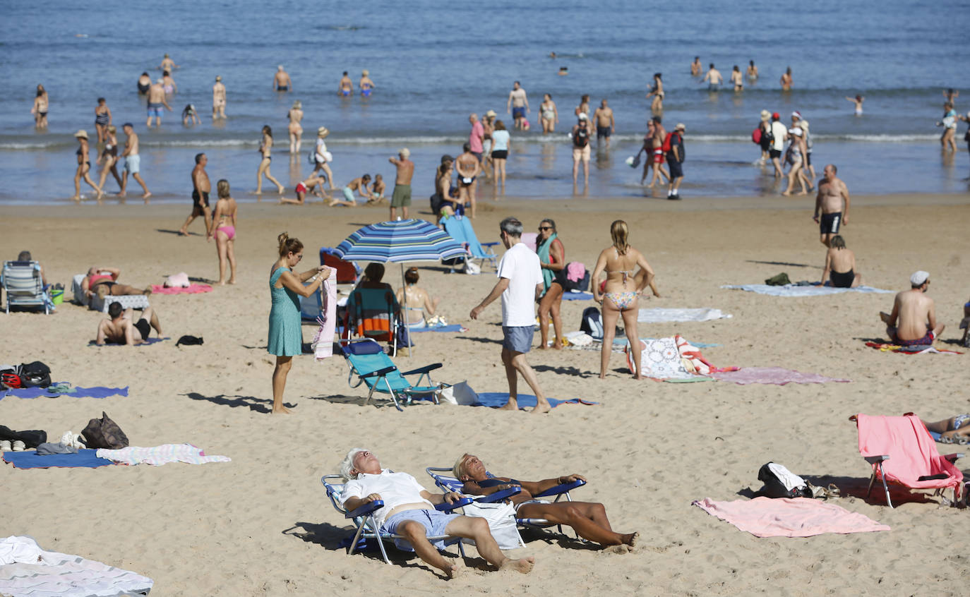 Paseos y playas y terrazas llenas: las imágenes de la jornada de calor en Asturias en pleno octubre
