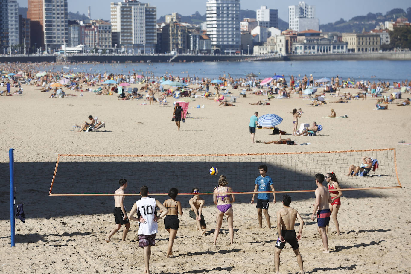 Paseos y playas y terrazas llenas: las imágenes de la jornada de calor en Asturias en pleno octubre