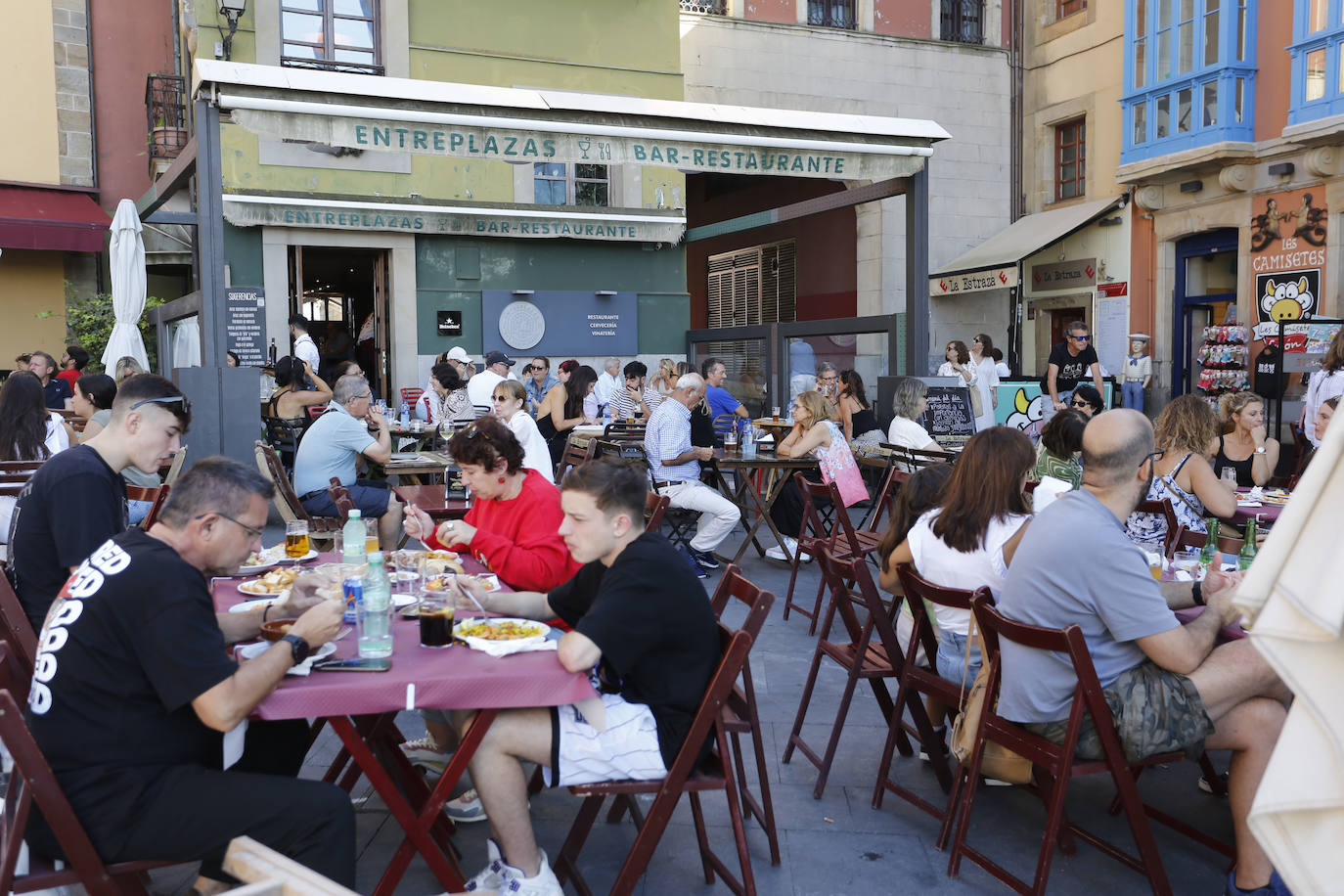 Paseos y playas y terrazas llenas: las imágenes de la jornada de calor en Asturias en pleno octubre