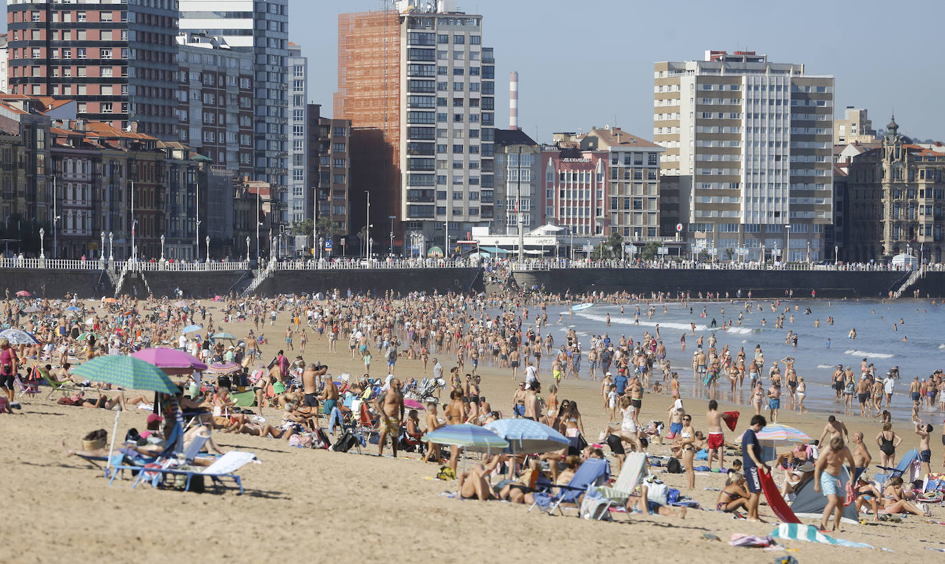 Paseos y playas y terrazas llenas: las imágenes de la jornada de calor en Asturias en pleno octubre