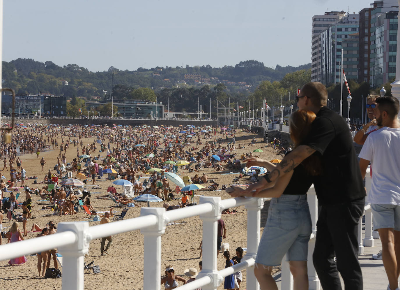 Paseos y playas y terrazas llenas: las imágenes de la jornada de calor en Asturias en pleno octubre
