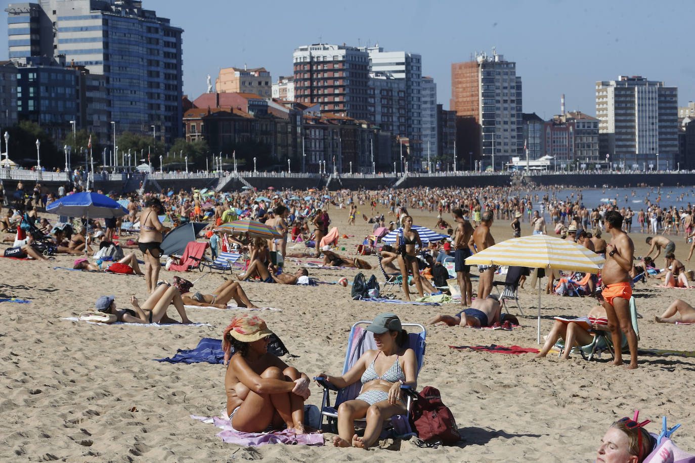 Paseos y playas y terrazas llenas: las imágenes de la jornada de calor en Asturias en pleno octubre