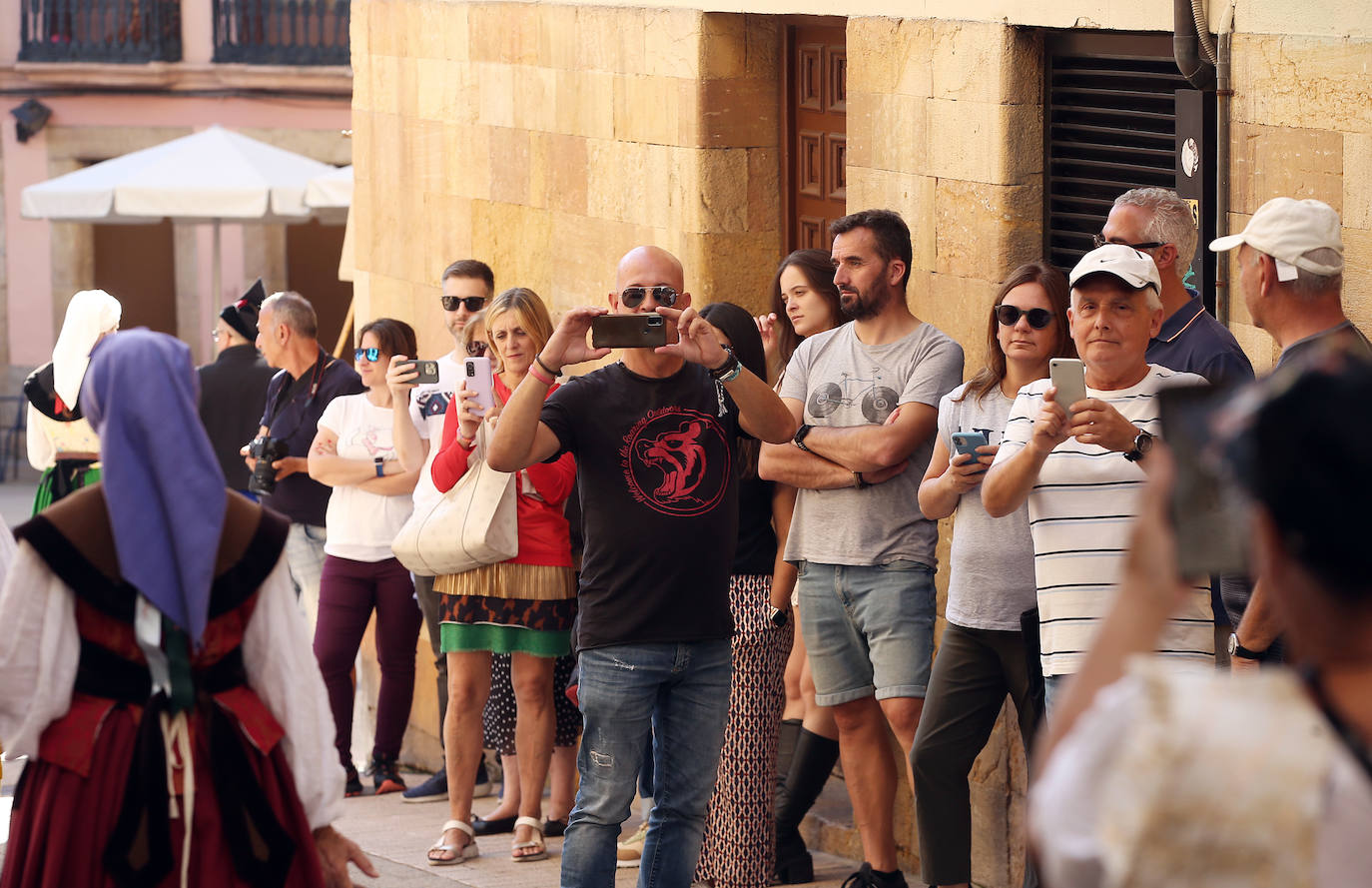 Paseos y playas y terrazas llenas: las imágenes de la jornada de calor en Asturias en pleno octubre