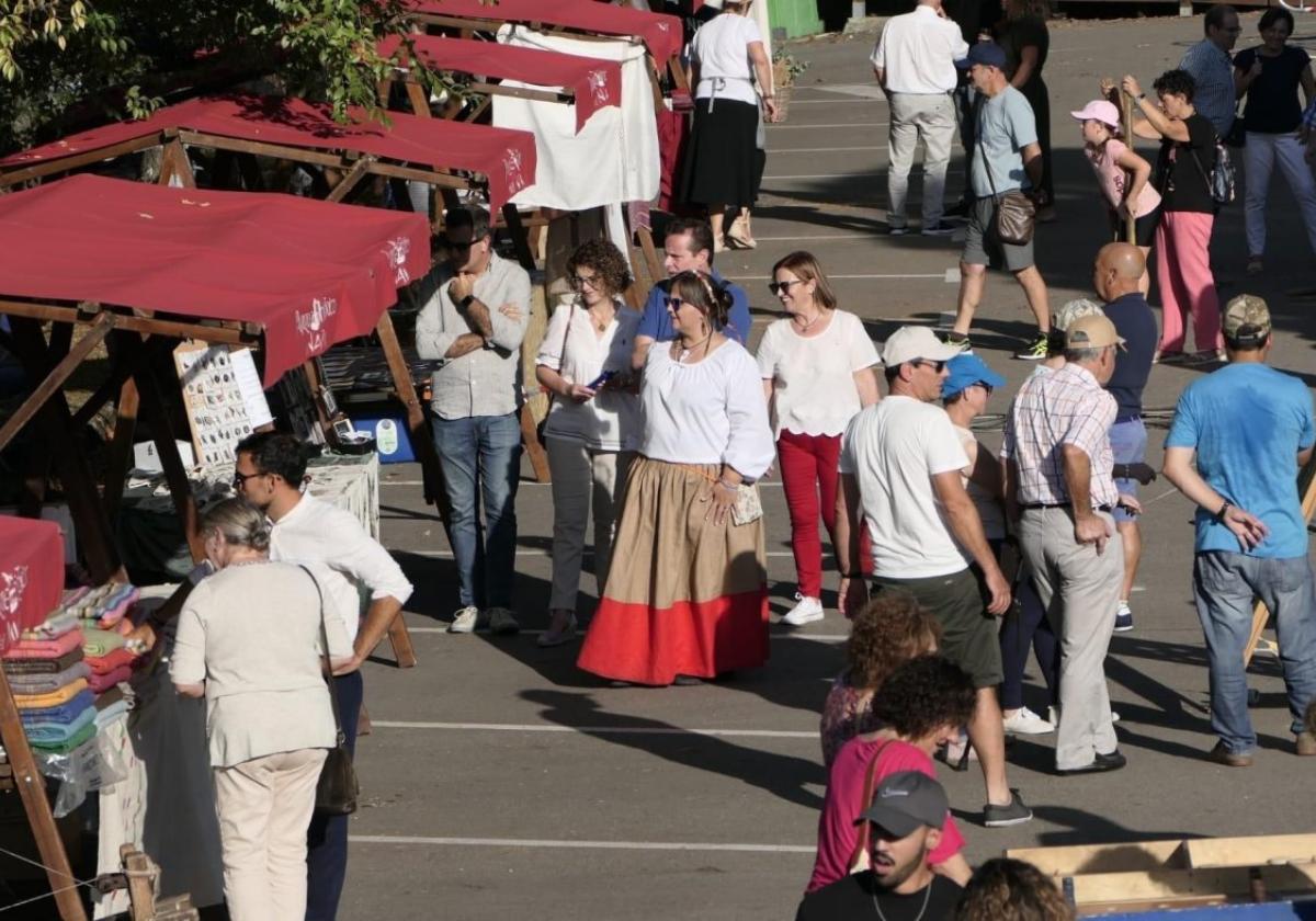 Ambiente en el mercado tradicional de Anleo, en Navia.