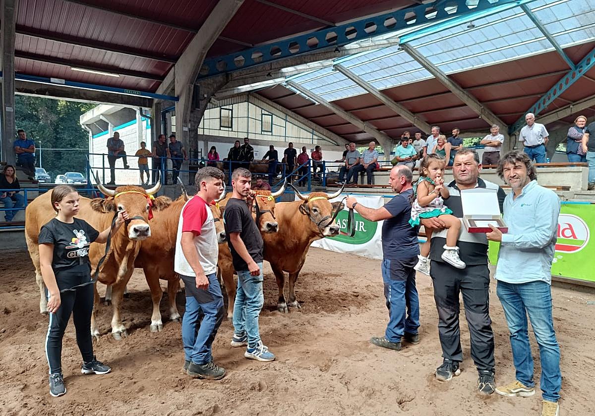 La familia del ganadero Raul Álvarez recoge el premio al mejor lote criador en aptitud culón.