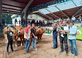 La familia del ganadero Raul Álvarez recoge el premio al mejor lote criador en aptitud culón.
