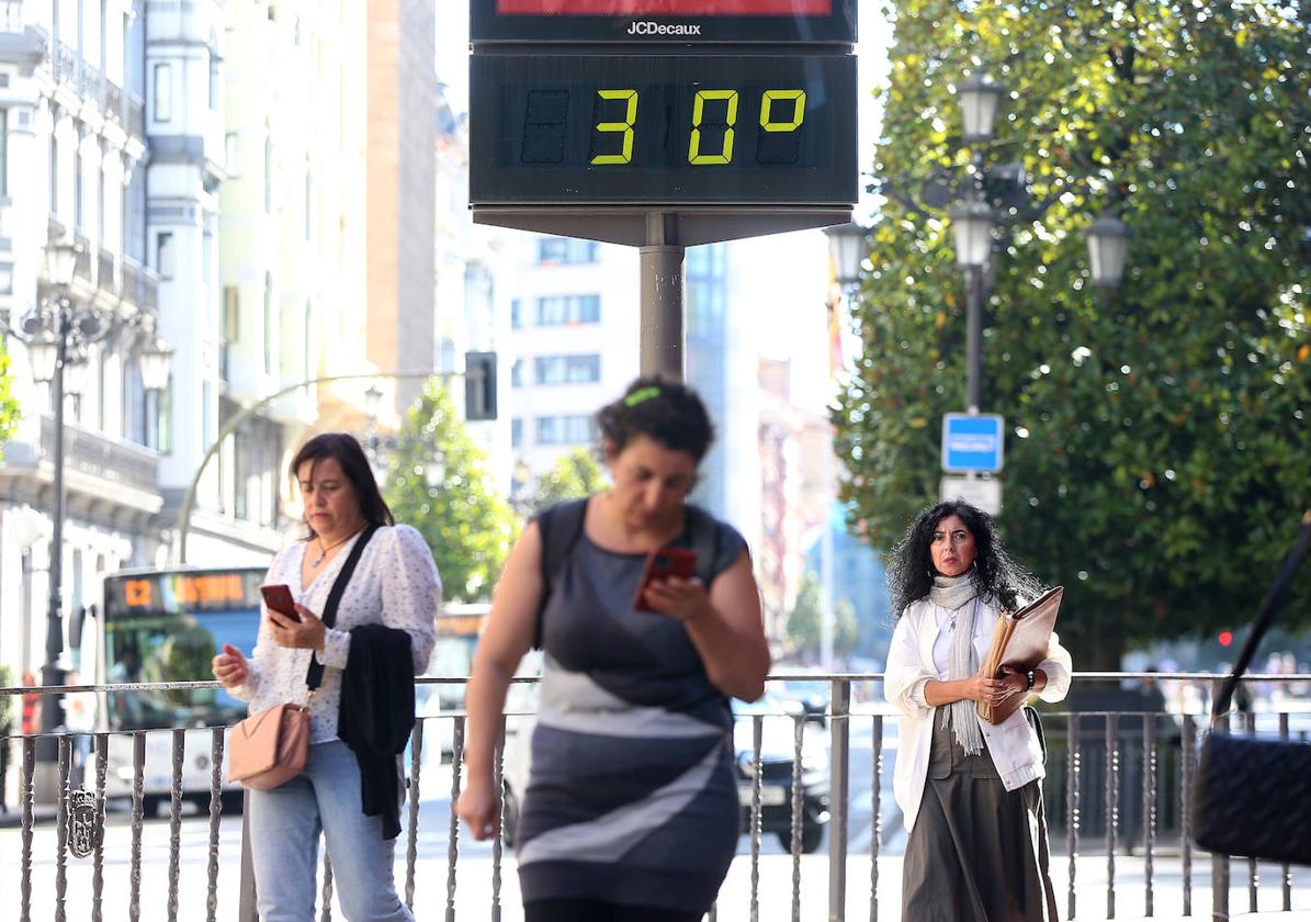 Un termómetro marca 30 grados en una calle de Oviedo este lunes.