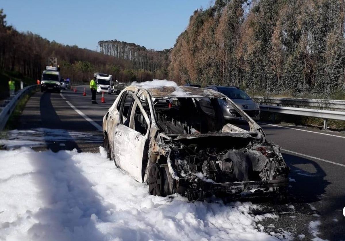 Estado en el que quedó el coche tras el incendio.