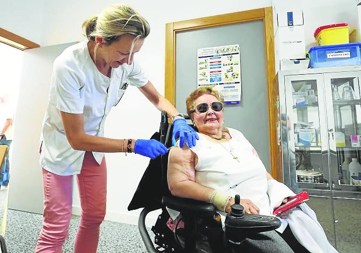 La vacuna contra la gripe y la covid se tramita y se administra en los centros de salud