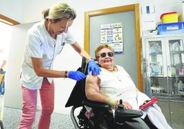 Una paciente recibe la vacuna de la gripe en el centro de salud de Teatinos, en Oviedo.