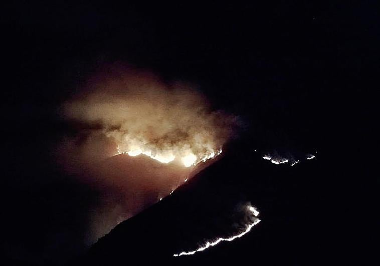 Casi 24 horas para controlar el incendio en Carballo (Cangas del Narcea)